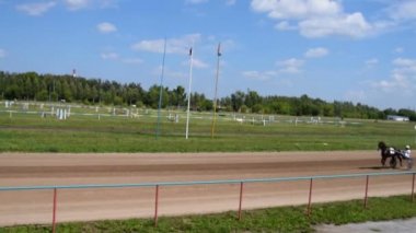 Hipodrom üzerinde arabaları jockeys