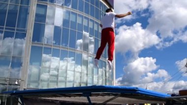 Sporcu nin üzerine atladı