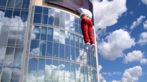 Man springen op Tramp met camera op het hoofd — Stockvideo