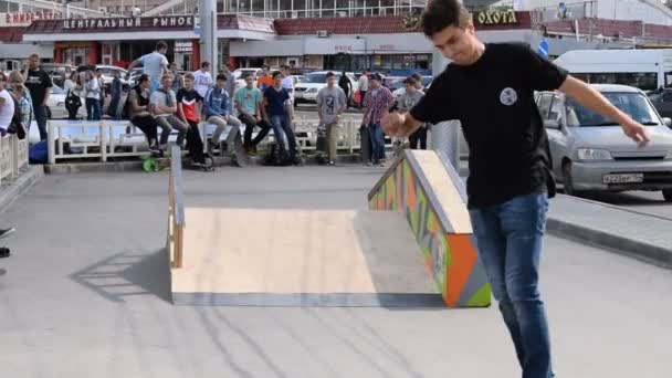 Tieners skateboarders niet in slagen om trucs te maken — Stockvideo