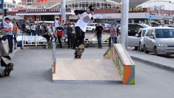 Adolescents skateboadring dans la ville — Video