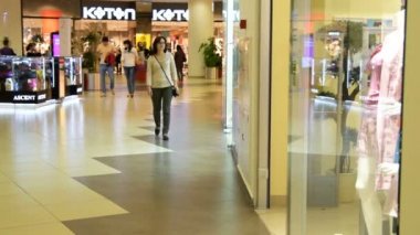 Ticaret merkezinde alışveriş için going