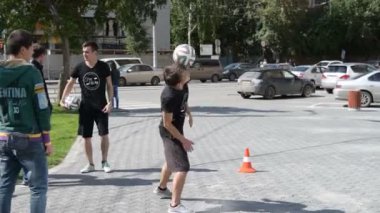 Başında futbol ile Hileler