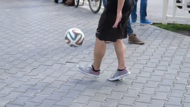 Mann trickst mit Fußball auf der Straße — Stockvideo