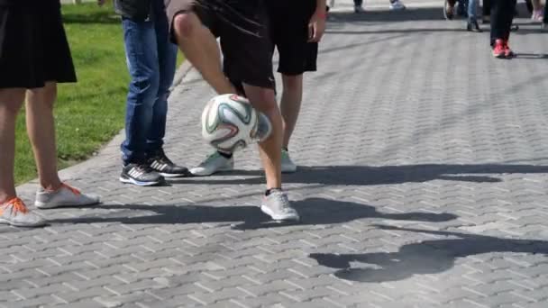 Homme montrant des tours avec une balle — Video