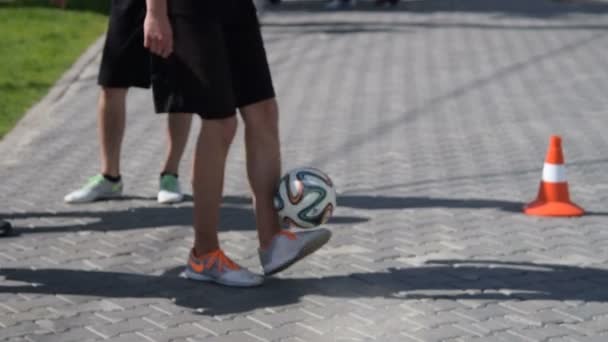 Trucos de fútbol en la calle — Vídeos de Stock
