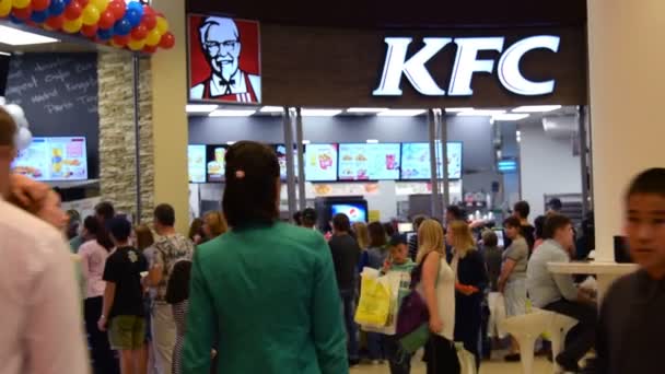 Une foule de gens au KFC — Video
