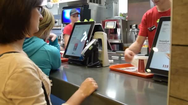 Сервис в ресторане KFC — стоковое видео