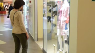 Genç kadın, vitrin cam Ticaret Merkezi arıyor