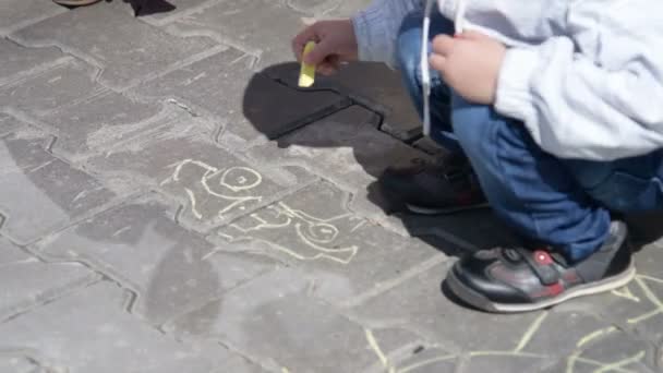 Малювання на тротуарі — стокове відео