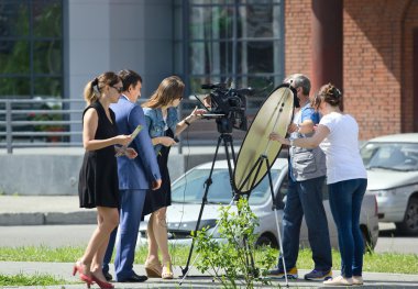 Grup televizyon çalışır.