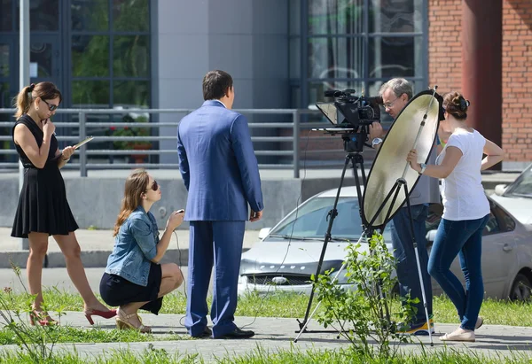 Grup televizyon çalışır.