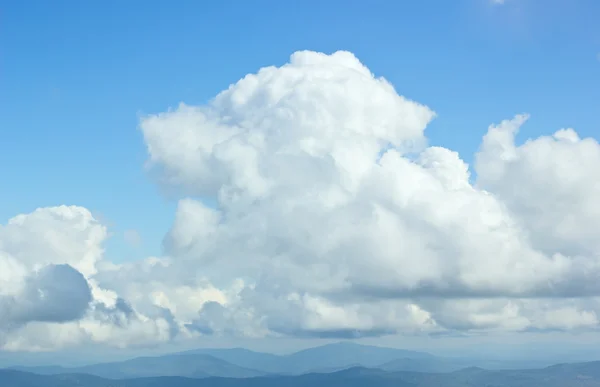 Mavi gökyüzünde bulutlar. Güneşli gün