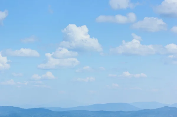 Mavi gökyüzünde bulutlar. Güneşli gün