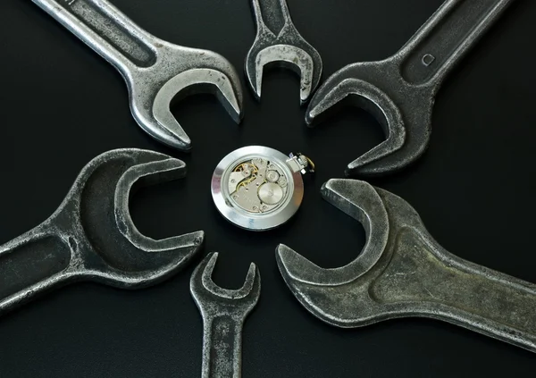 Saat mekanizması ve somun anahtarları.