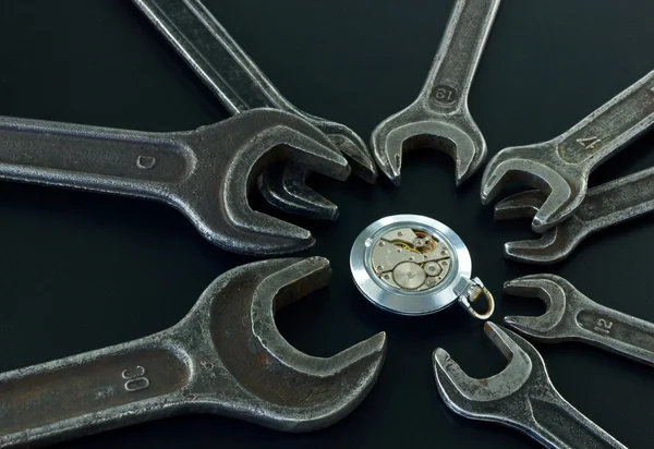 Saat mekanizması ve somun anahtarları.