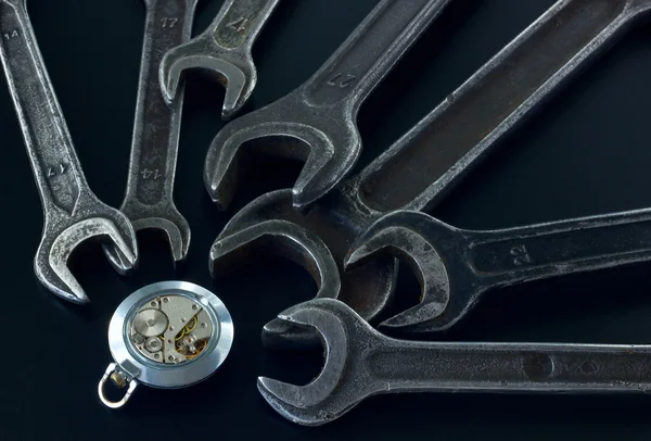 Saat mekanizması ve somun anahtarları.