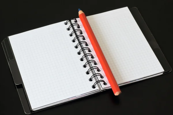 defter ve kırmızı kalem.