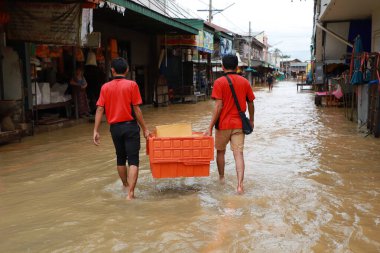 Nakhon Ratchasima, Tayland - 20 Ekim 2020: Muson yağmurları ve deniz gelgitleri nüfusun yoğun olduğu bölgelere önemli miktarda sel getirdi.