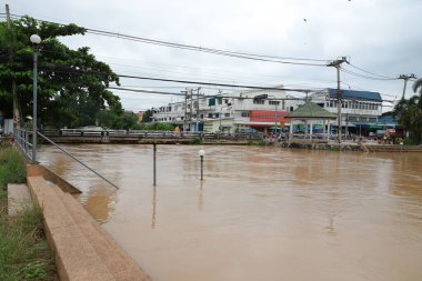 Nakhon Ratchasima, Tayland - 20 Ekim 2020: Muson yağmurları ve deniz gelgitleri nüfusun yoğun olduğu bölgelere önemli miktarda sel getirdi.