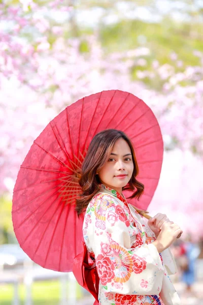 여행하는 아시아 여인의 모습이 오후에 유카타 장미꽃피는 사쿠라 공원의 — 스톡 사진