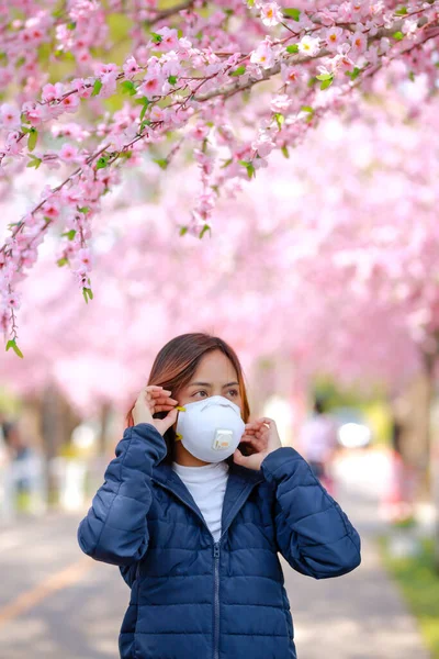 在日本的科罗纳病毒肖像中 一位年轻的亚洲女子带着外科口罩来抵御科罗纳病毒 Covid 观光客在验尸报告流行后在亚洲旅行 — 图库照片