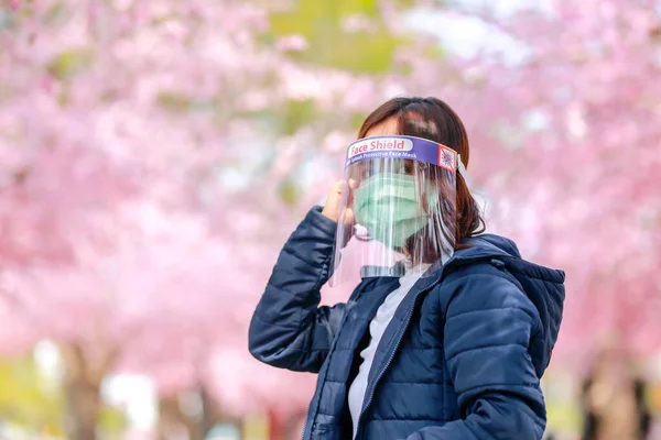 在日本的科罗纳病毒肖像中 一位年轻的亚洲女子带着外科口罩来抵御科罗纳病毒 Covid 观光客在验尸报告流行后在亚洲旅行 — 图库照片