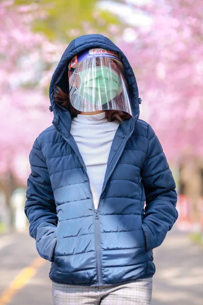 Coronavirus Japan Porträt Einer Reisenden Jungen Asiatin Die Eine Chirurgische — Stockfoto