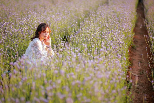 Mulher Loira Cabelos Compridos Campo Lavanda Estilo Vida Desfrutando Viagem — Fotografia de Stock