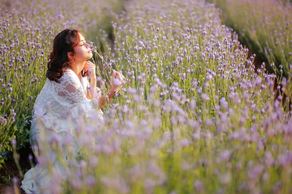 Mulher Loira Cabelos Compridos Campo Lavanda Estilo Vida Desfrutando Viagem — Fotografia de Stock