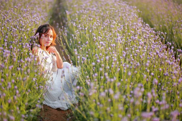 Mulher Loira Cabelos Compridos Campo Lavanda Estilo Vida Desfrutando Viagem — Fotografia de Stock