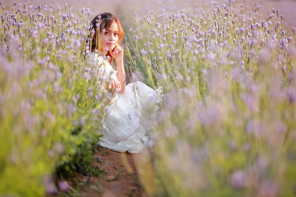 Mulher Loira Cabelos Compridos Campo Lavanda Estilo Vida Desfrutando Viagem — Fotografia de Stock