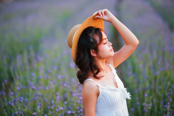 Mujer Rubia Pelo Largo Campo Lavanda Estilo Vida Disfrutando Viaje — Foto de Stock