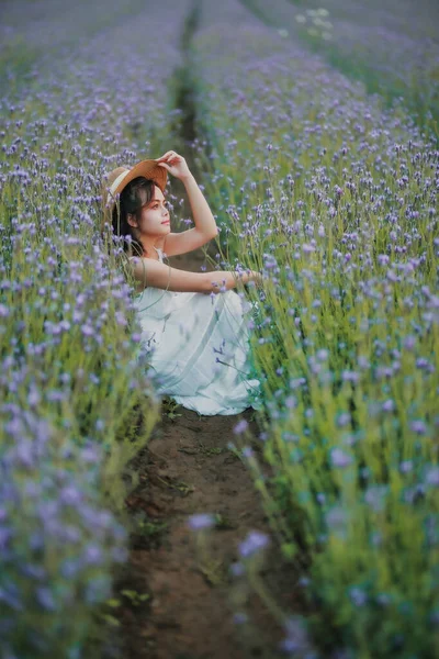 Mujer Rubia Pelo Largo Campo Lavanda Estilo Vida Disfrutando Viaje — Foto de Stock