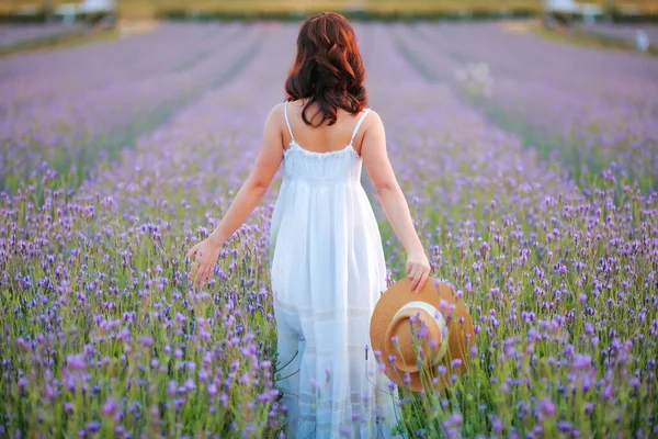 Mulher Loira Cabelos Compridos Campo Lavanda Estilo Vida Desfrutando Viagem — Fotografia de Stock