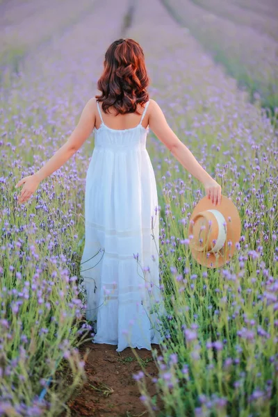 Mujer Rubia Pelo Largo Campo Lavanda Estilo Vida Disfrutando Viaje — Foto de Stock