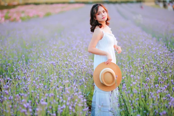 Mujer Rubia Pelo Largo Campo Lavanda Estilo Vida Disfrutando Viaje — Foto de Stock