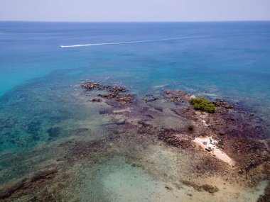 Doğanın havadan görünüşü tropik cennet adası plajı güzel bir yaza ev sahipliği yapar. Kumsalda temiz su ve mavi gökyüzü ile Koh Kood veya Ko Kut, Tayland.