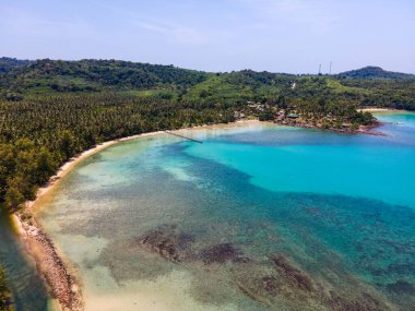 Doğanın havadan görünüşü tropik cennet adası plajı güzel bir yaza ev sahipliği yapar. Kumsalda temiz su ve mavi gökyüzü ile Koh Kood veya Ko Kut, Tayland.