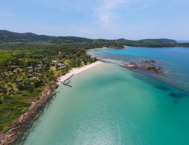 Doğanın havadan görünüşü tropik cennet adası plajı güzel bir yaza ev sahipliği yapar. Kumsalda temiz su ve mavi gökyüzü ile Koh Kood veya Ko Kut, Tayland.