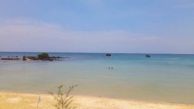 Doğa manzaralı tropikal cennet adası sahili güzel bir yaz mevsimine ev sahipliği yapıyor. Kumsalda temiz su ve mavi gökyüzü Koh Kood veya Ko Kut, Trat Tayland 'da..