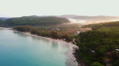 Doğa manzaralı tropikal cennet adası sahili güzel bir yaz mevsimine ev sahipliği yapıyor. Kumsalda temiz su ve mavi gökyüzü Koh Kood veya Ko Kut, Trat Tayland 'da..