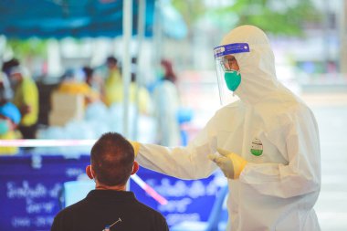 Nakhon Ratchasima, Tayland - 24 Nisan 2021: Kamu Sağlığı Teknisyenleri Nakhon Ratchasima, Tayland 'da COVID-19 proaktif tarama için salgı (takas) topluyorlar.