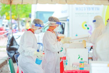 Nakhon Ratchasima, Tayland - 24 Nisan 2021: Kamu Sağlığı Teknisyenleri Nakhon Ratchasima, Tayland 'da COVID-19 proaktif tarama için salgı (takas) topluyorlar.