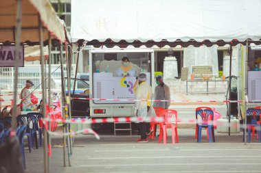 Nakhon Ratchasima, Tayland - 25 Nisan 2021: Kamu Sağlığı Teknisyenleri Nakhon Ratchasima, Tayland 'da COVID-19 proaktif tarama için salgı (takas) topluyorlar.