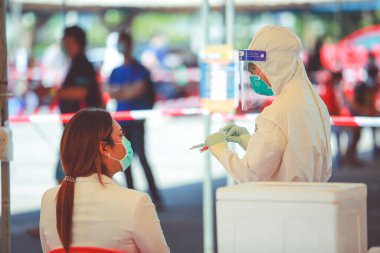 Nakhon Ratchasima, Tayland - 25 Nisan 2021: Kamu Sağlığı Teknisyenleri Nakhon Ratchasima, Tayland 'da COVID-19 proaktif tarama için salgı (takas) topluyorlar.