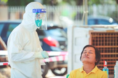 Nakhon Ratchasima, Tayland - 25 Nisan 2021: Kamu Sağlığı Teknisyenleri Nakhon Ratchasima, Tayland 'da COVID-19 proaktif tarama için salgı (takas) topluyorlar.