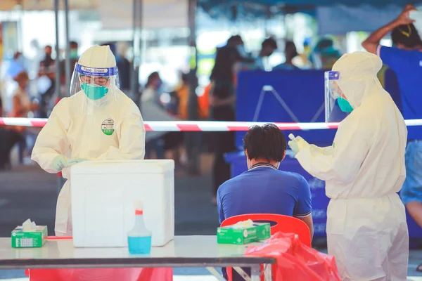 Nakhon Ratchasima, Tayland - 25 Nisan 2021: Kamu Sağlığı Teknisyenleri Nakhon Ratchasima, Tayland 'da COVID-19 proaktif tarama için salgı (takas) topluyorlar.