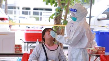 Nakhon Ratchasima, Tayland - 2 Mayıs 2021: Kamu Sağlığı Teknisyenleri Nakhon Ratchasima, Tayland 'da COVID-19 proaktif tarama için salgı (takas) topluyorlar.