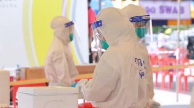 Nakhon Ratchasima, Tayland - 2 Mayıs 2021: Kamu Sağlığı Teknisyenleri Nakhon Ratchasima, Tayland 'da COVID-19 proaktif tarama için salgı (takas) topluyorlar.